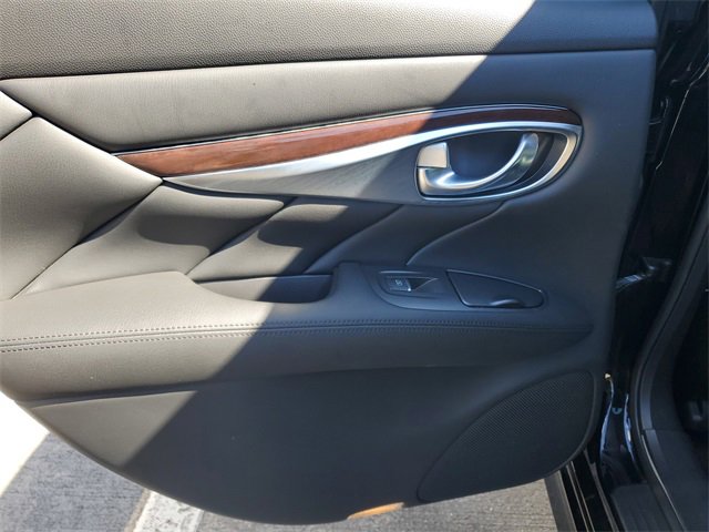 Used 2019 INFINITI Q70 Luxe image 9