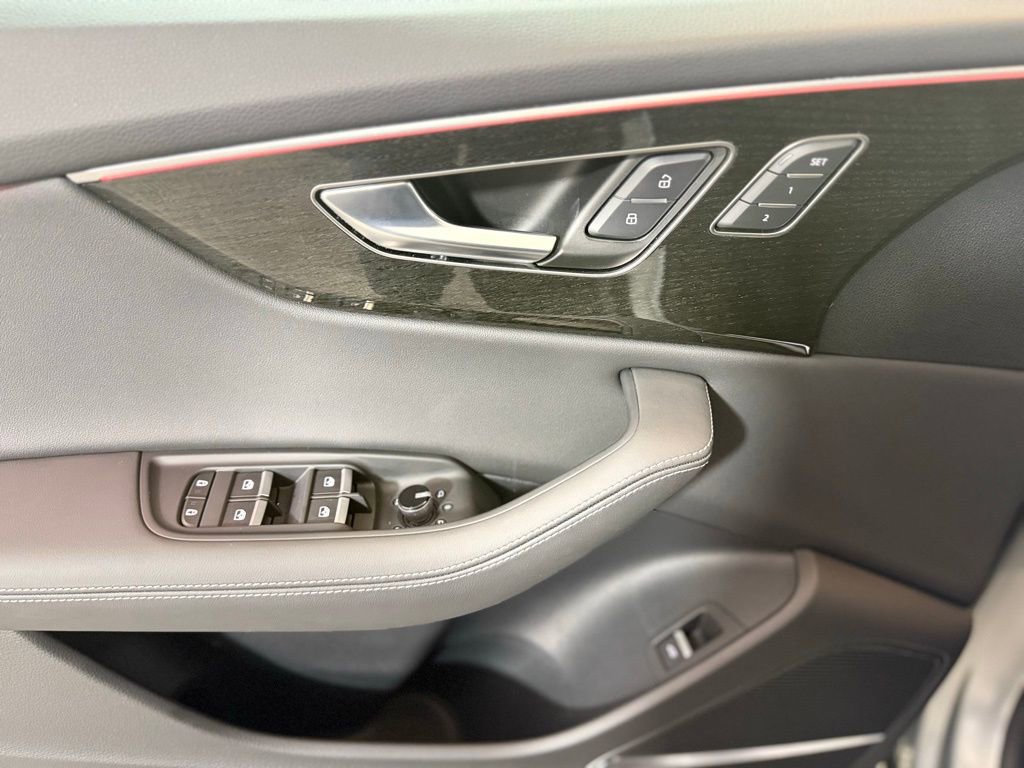 Used 2025 Audi Q8 Premium Plus image 16