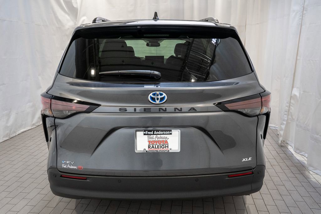 Used 2025 Toyota Sienna XLE image 4