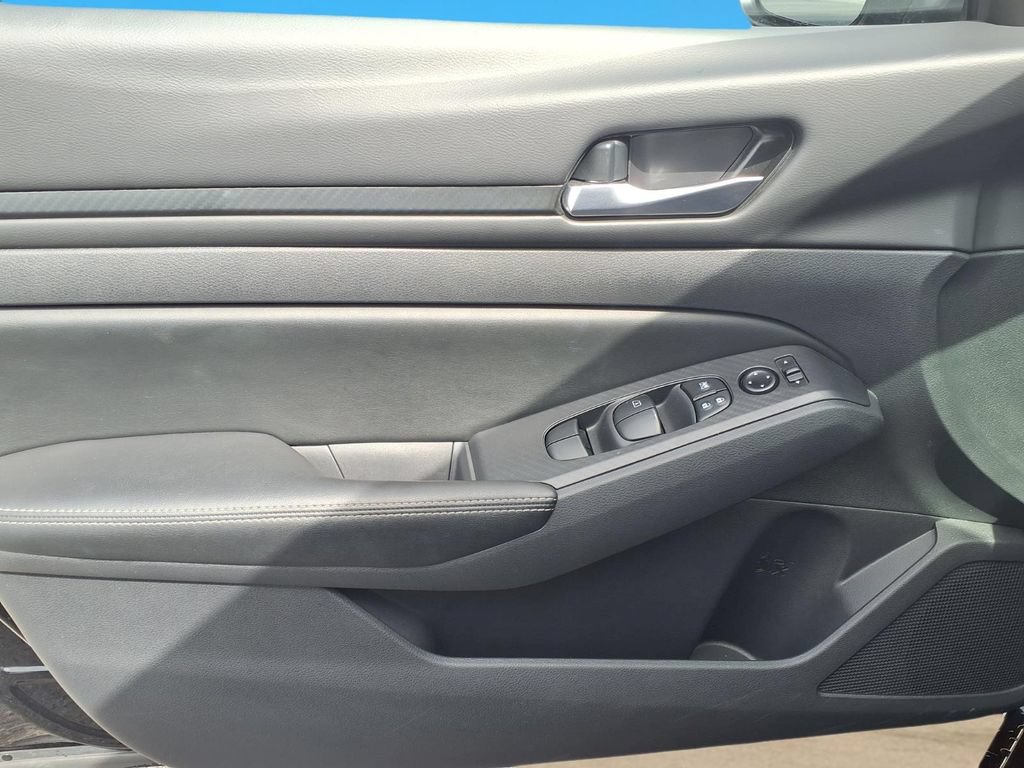 Used 2025 Nissan Altima 2.5 SV FWD image 21