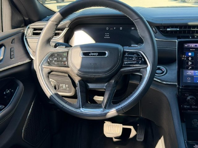 Used 2024 Jeep Grand Cherokee L Overland w/ Luxury Tech Group IV AWD/4WD image 19