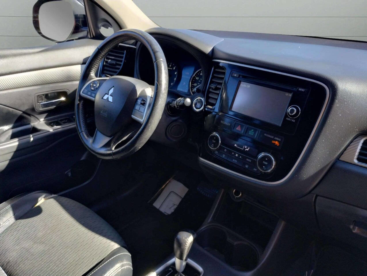 Used 2015 Mitsubishi Outlander SE image 23