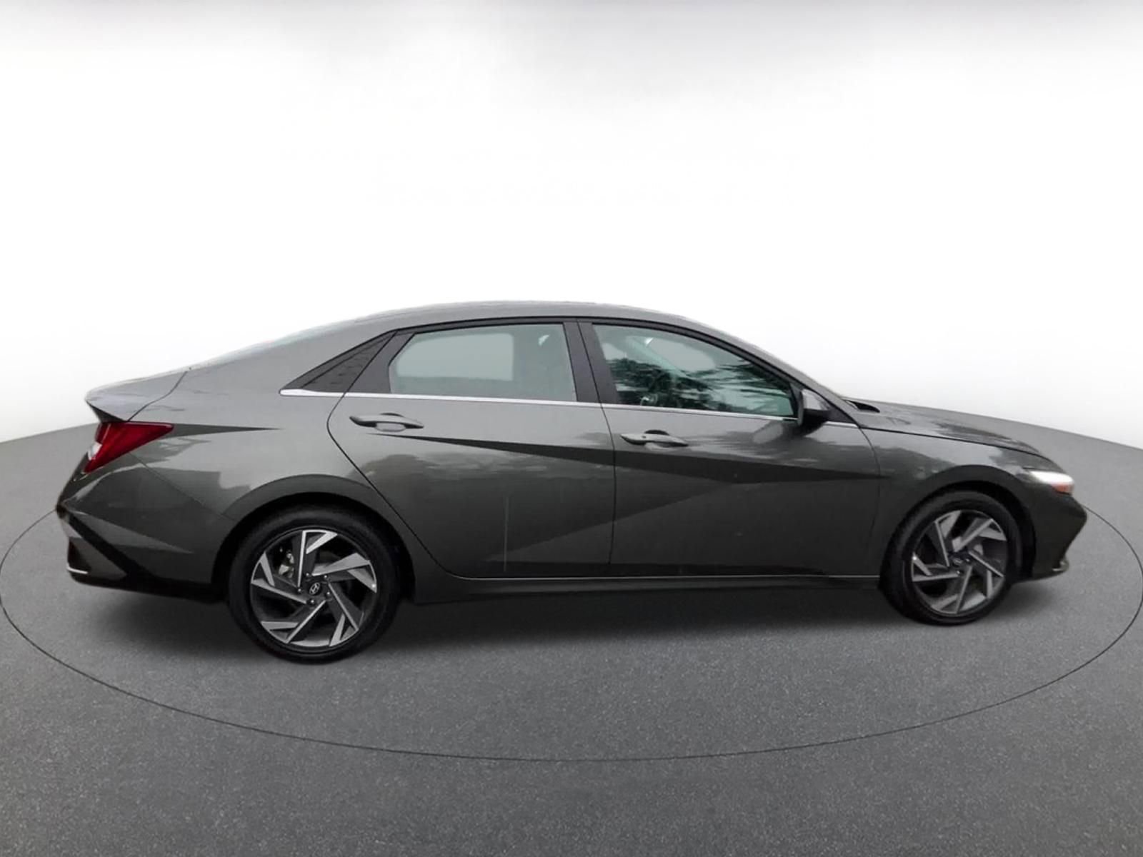 Used 2025 Hyundai Elantra SEL FWD image 16