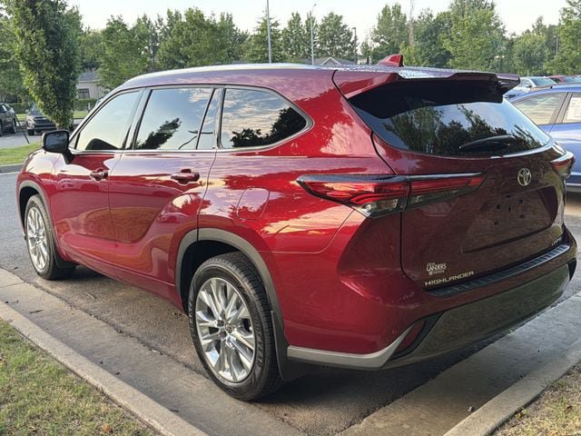 Used 2022 Toyota Highlander Limited FWD image 6