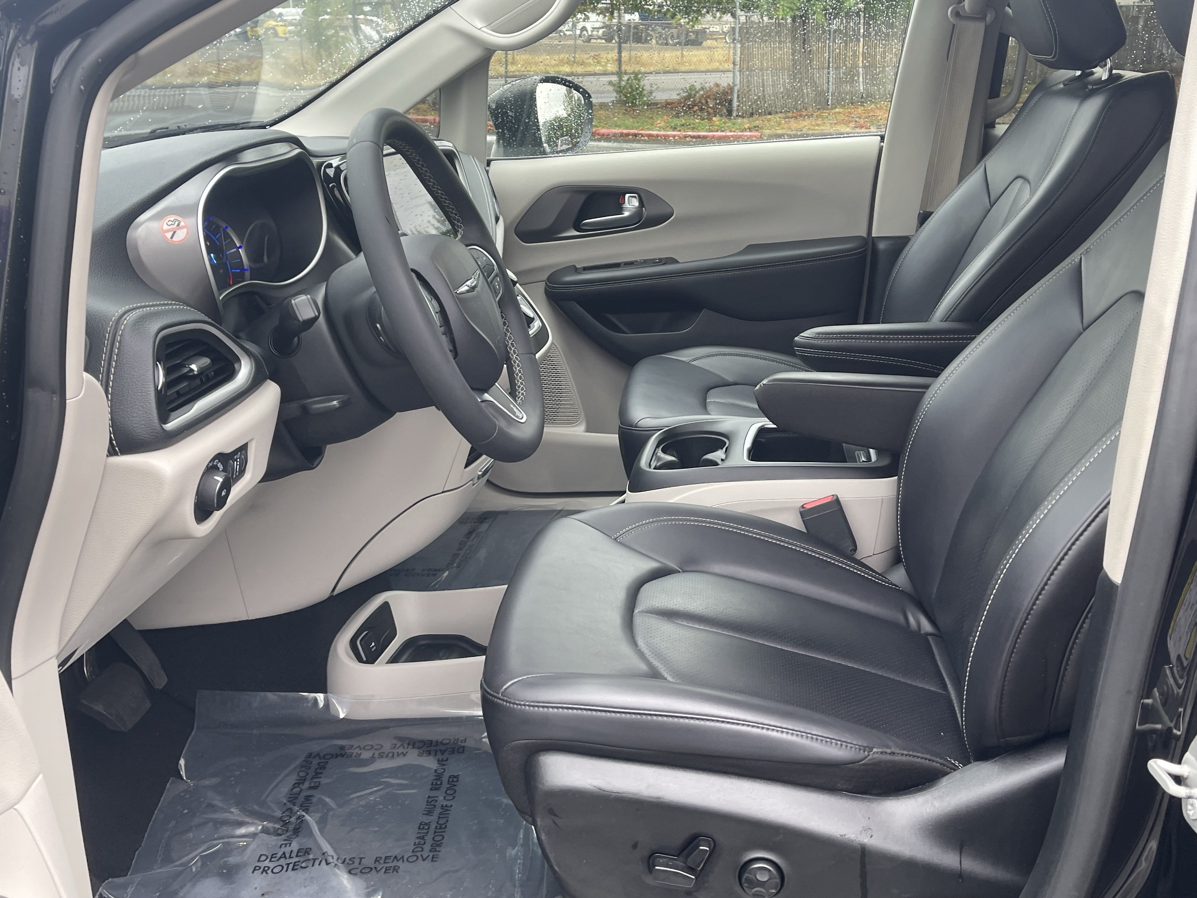 Used 2023 Chrysler Pacifica Touring-L FWD image 12