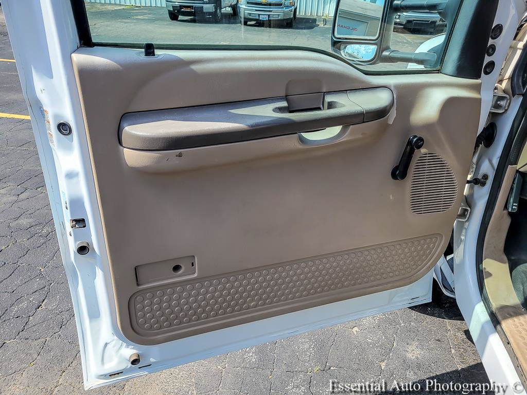 Used 2004 Ford F550 2WD Regular Cab Super Duty image 18