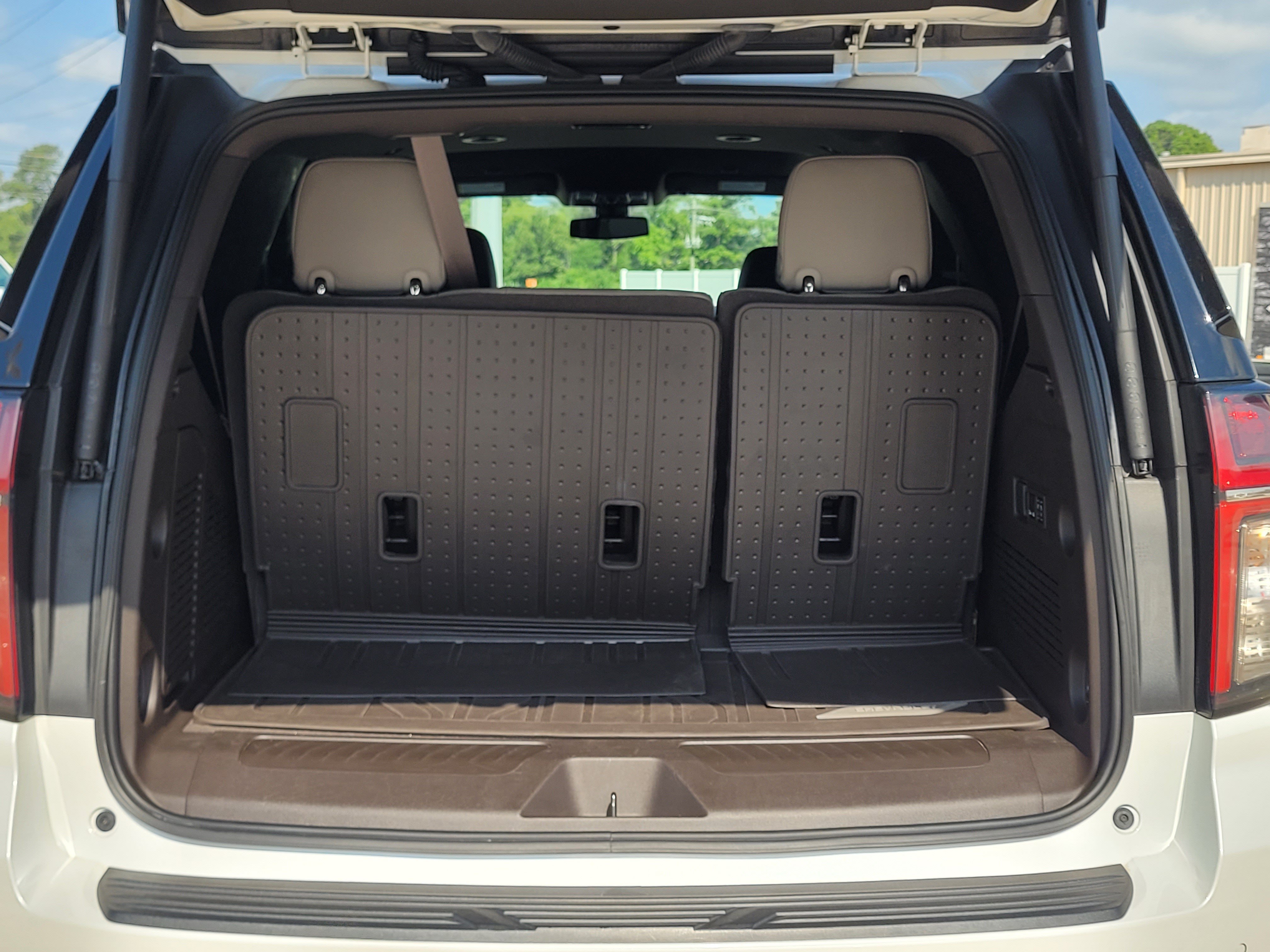 Used 2022 Chevrolet Tahoe LT w/ Luxury Package RWD image 9