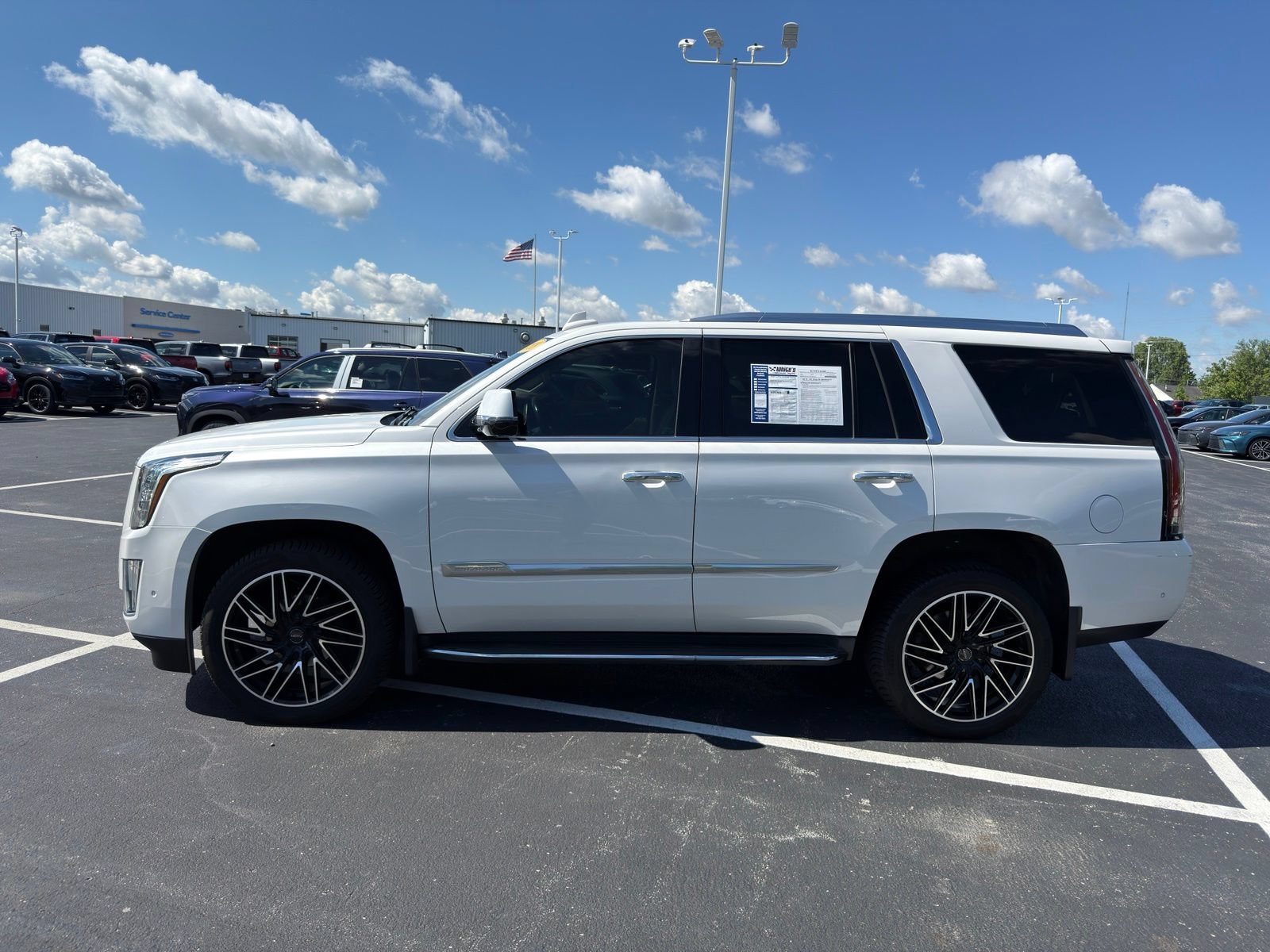 Used 2018 Cadillac Escalade Luxury AWD/4WD image 3