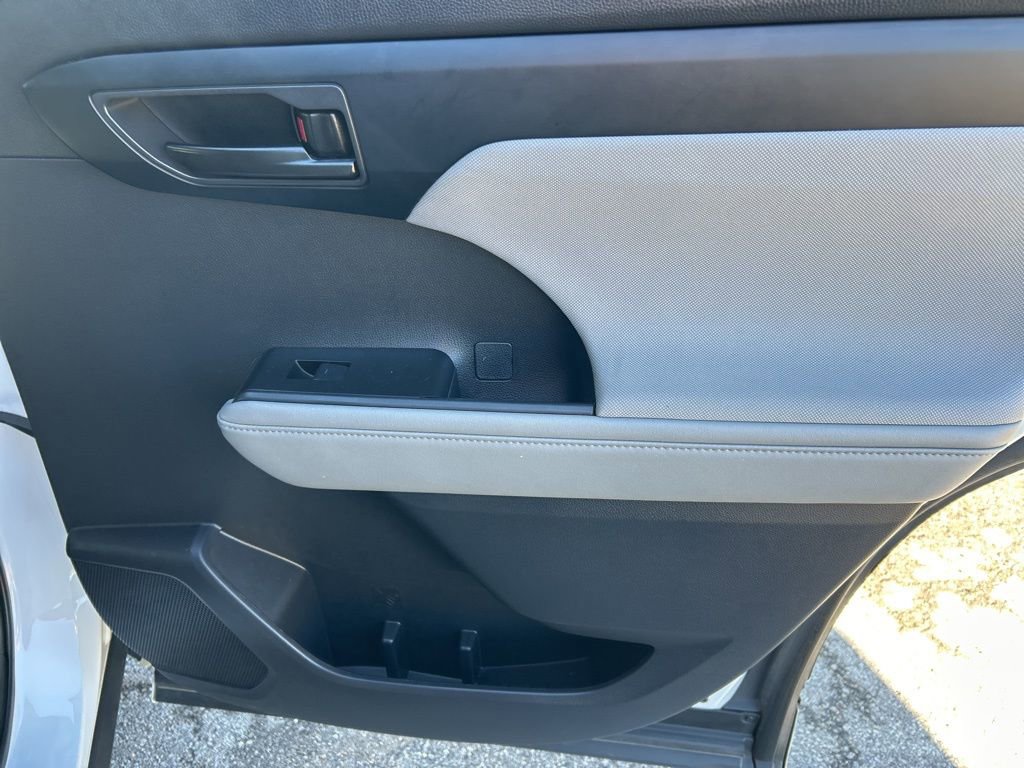 Used 2023 Toyota Highlander L image 24