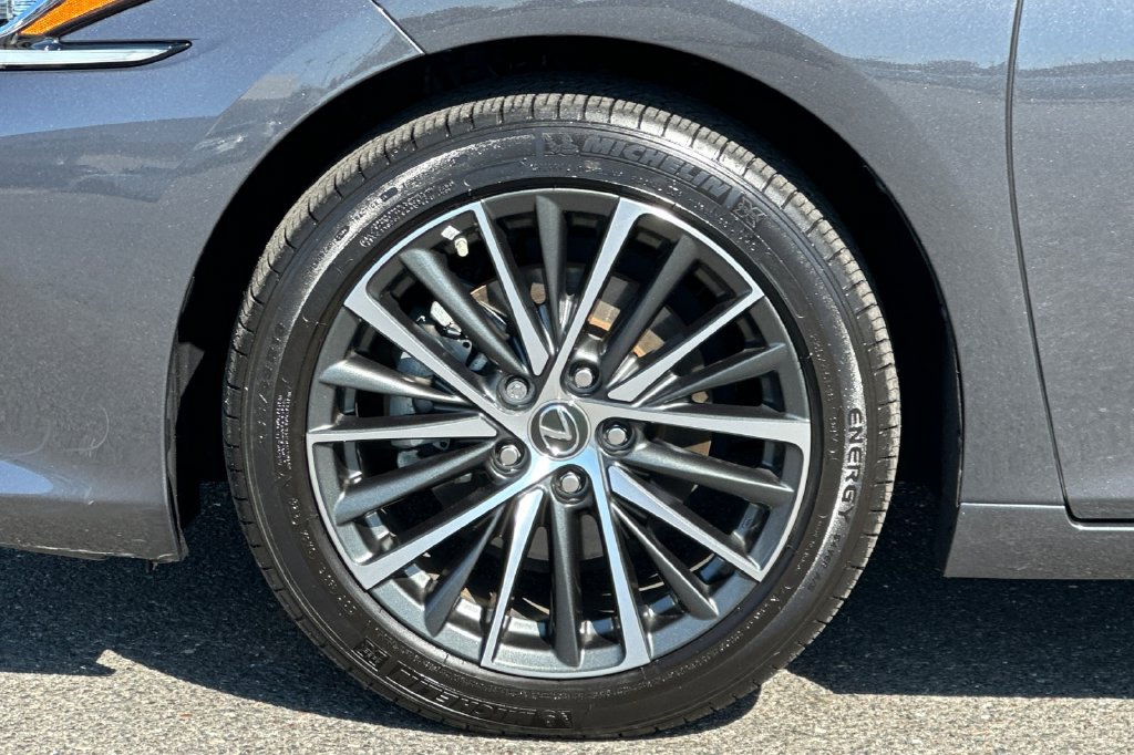 Used 2025 Lexus ES 300h w/ Premium Package FWD image 31