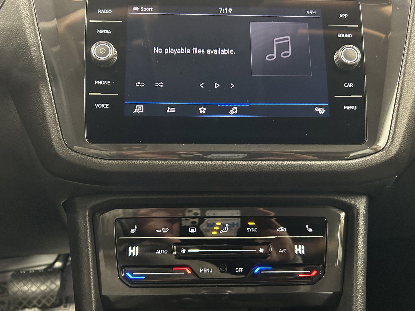 Used 2024 Volkswagen Tiguan SE image 28