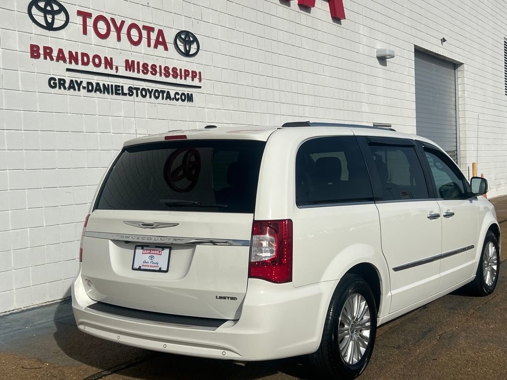 Used 2013 Chrysler Town & Country Limited image 4