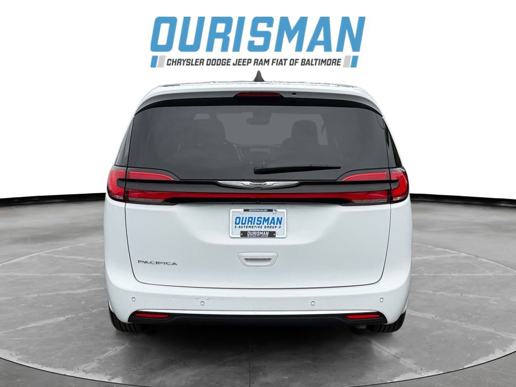 Used 2024 Chrysler Pacifica Touring FWD image 5