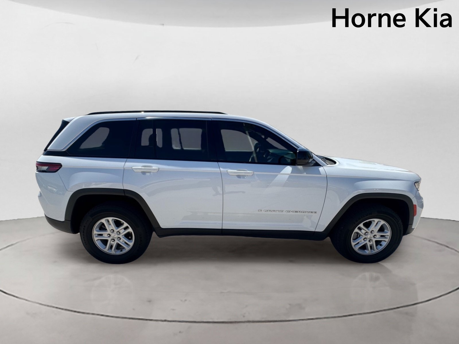 Used 2025 Jeep Grand Cherokee Laredo w/ Luxury Tech Group I AWD/4WD image 3