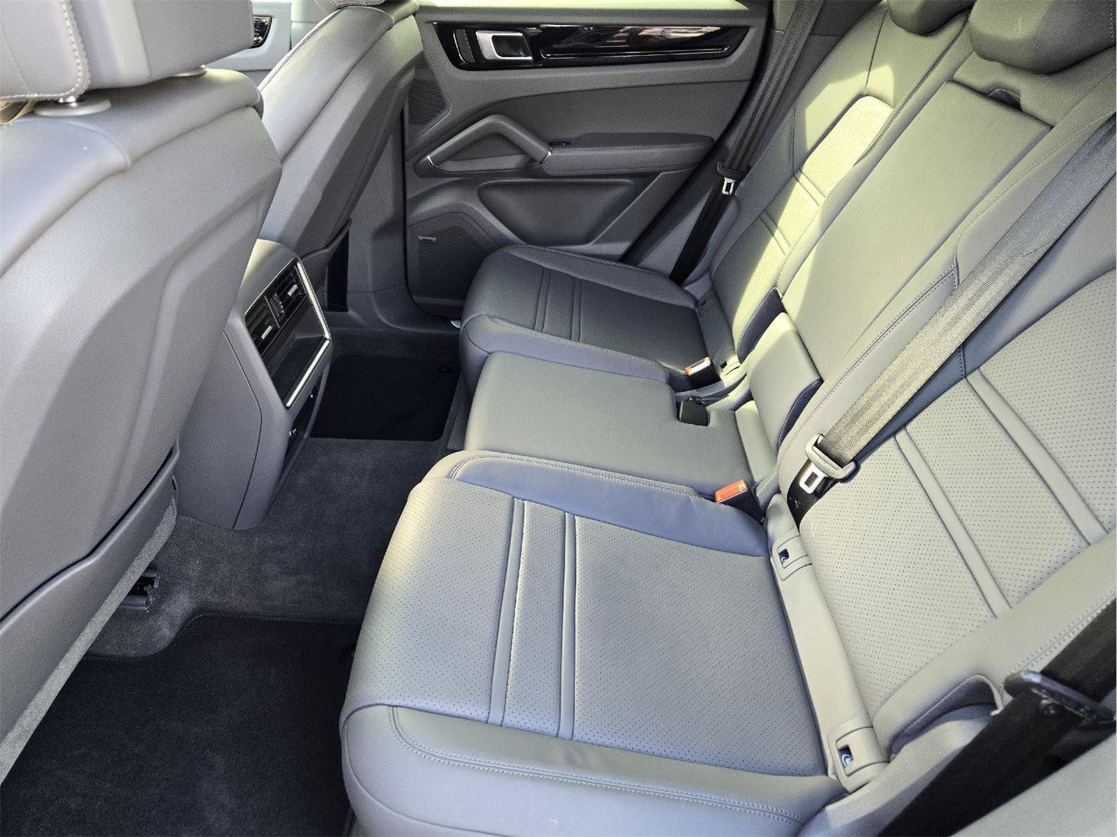 Used 2022 Porsche Cayenne Platinum Edition AWD/4WD image 27