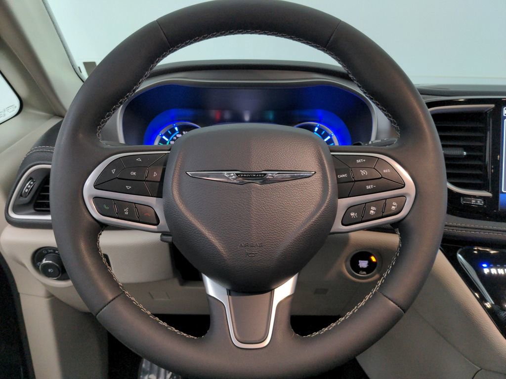 Used 2023 Chrysler Pacifica Touring-L FWD image 17