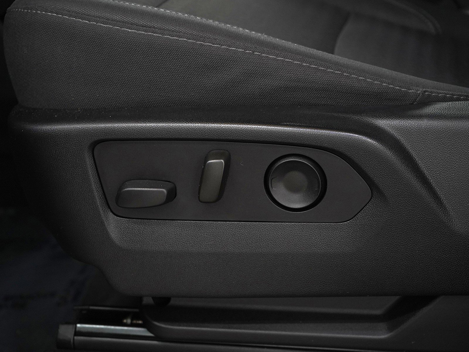 Used 2023 GMC Yukon XL SLE image 31