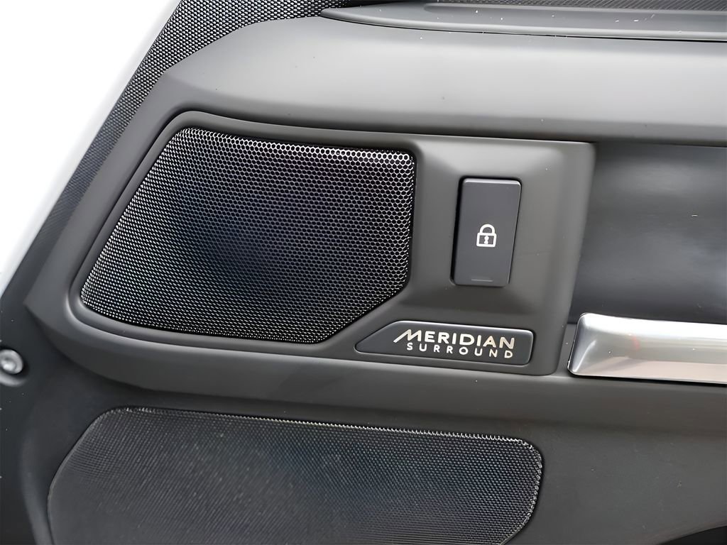 New 2025 Land Rover Defender 90 X-Dynamic SE image 17