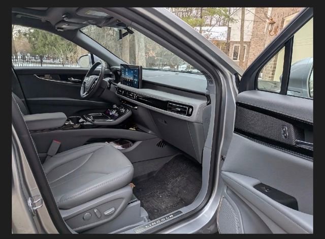 Used 2022 Lincoln Nautilus Reserve image 2