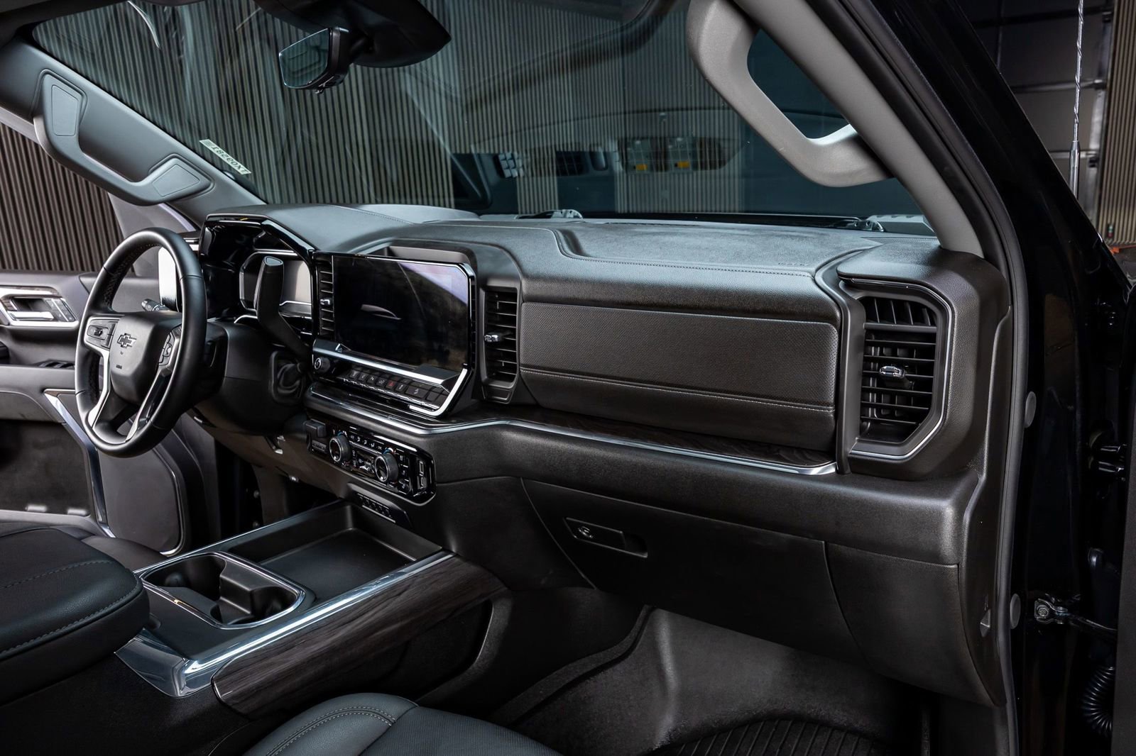 Used 2024 Chevrolet Silverado 2500 LTZ w/ LTZ Plus Package AWD/4WD image 18