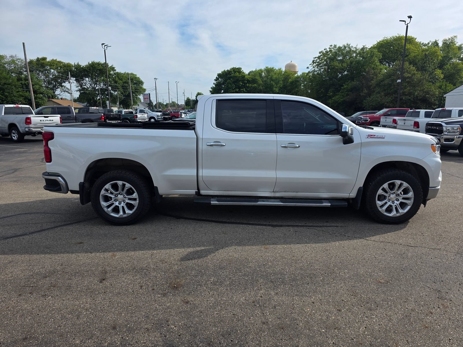 Used 2023 Chevrolet Silverado 1500 LTZ AWD/4WD image 2