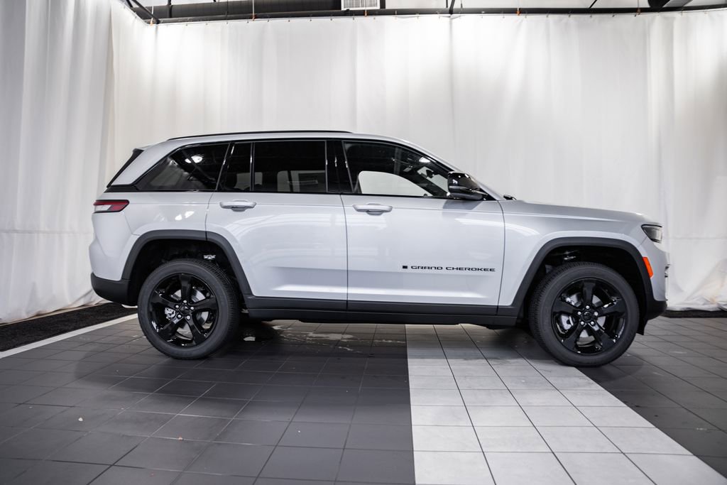 New 2025 Jeep Grand Cherokee Altitude image 3