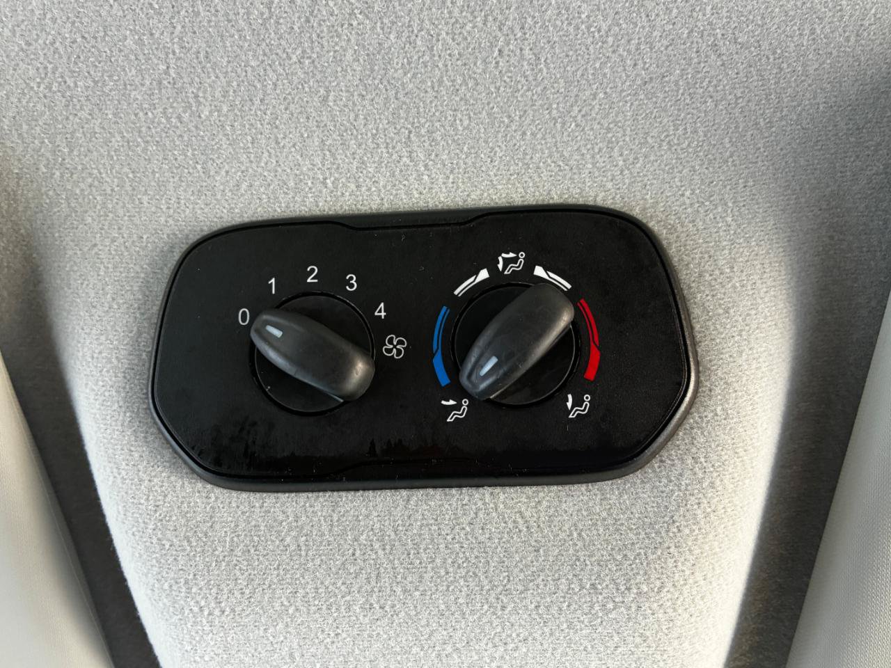 Used 2019 Ford Transit 150 XLT RWD image 12