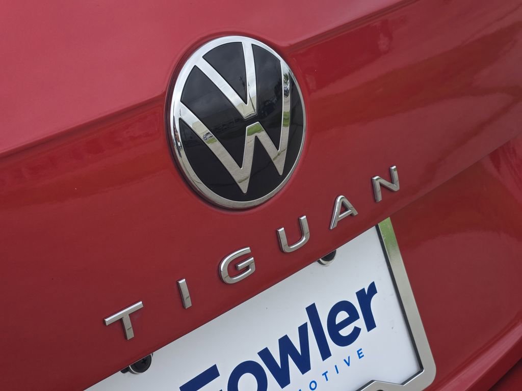 Used 2022 Volkswagen Tiguan SE w/ Panoramic Sunroof Package FWD image 11