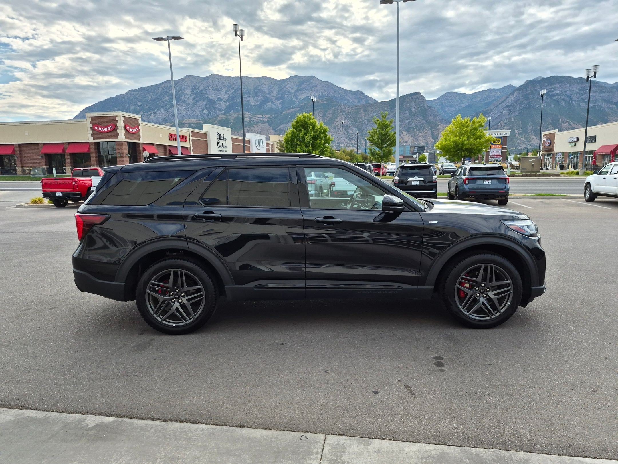 Used 2025 Ford Explorer ST-Line w/ ST-Line Street Pack AWD/4WD image 2