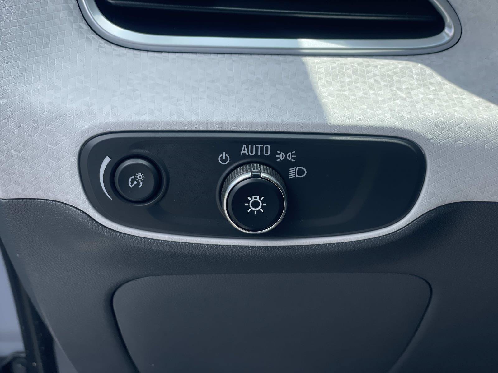 Used 2019 Chevrolet Bolt LT FWD image 19
