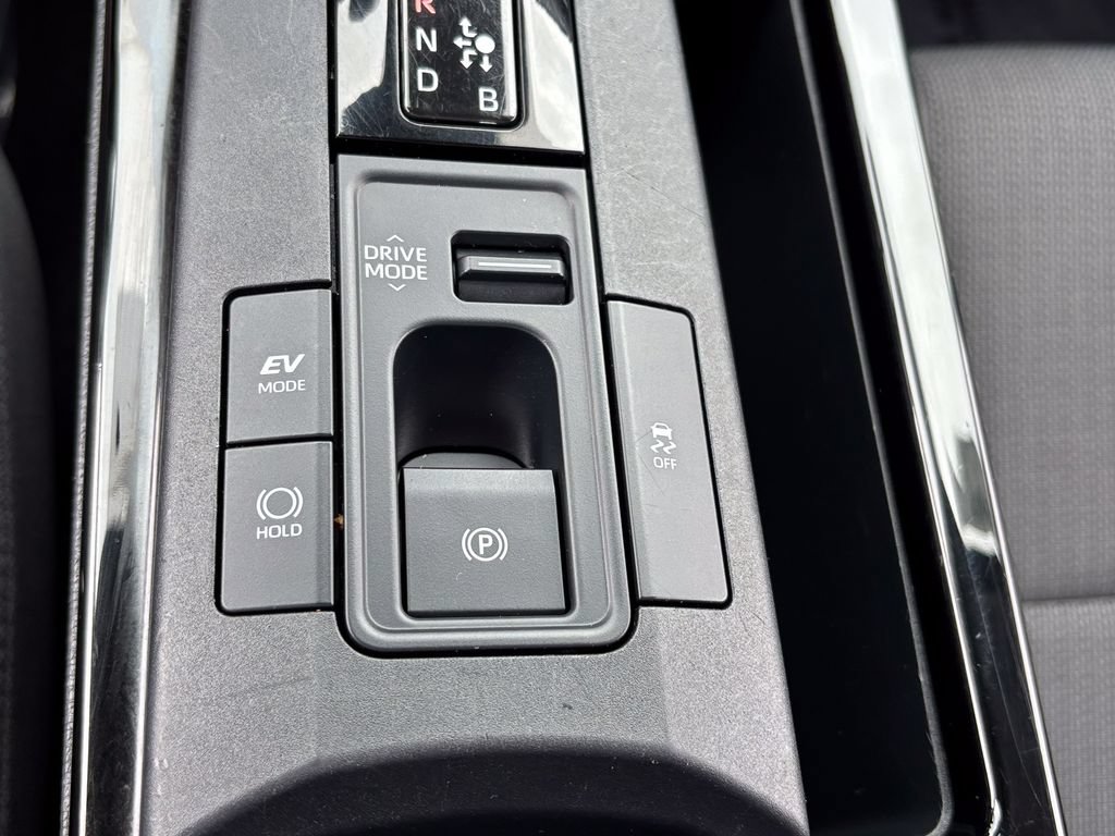 Used 2025 Toyota Prius LE AWD/4WD image 24