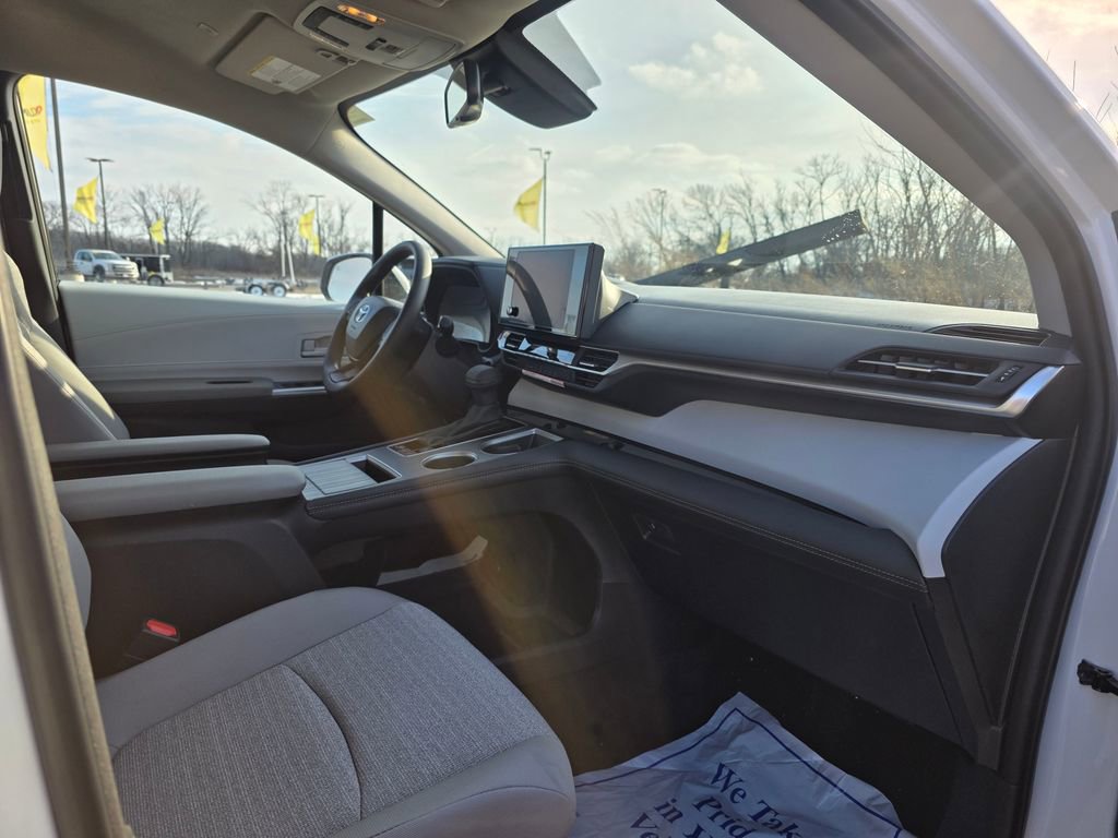 Used 2026 Toyota Sienna LE image 33