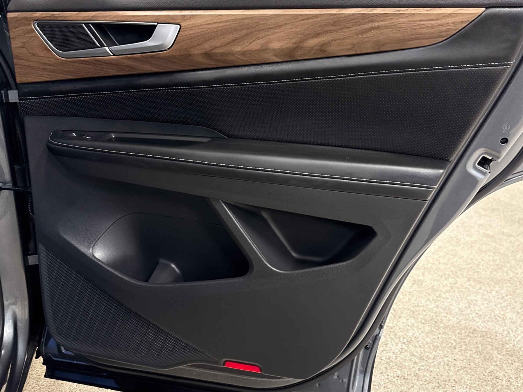 Used 2024 Volkswagen Atlas SE w/ Black Wheel Package image 21