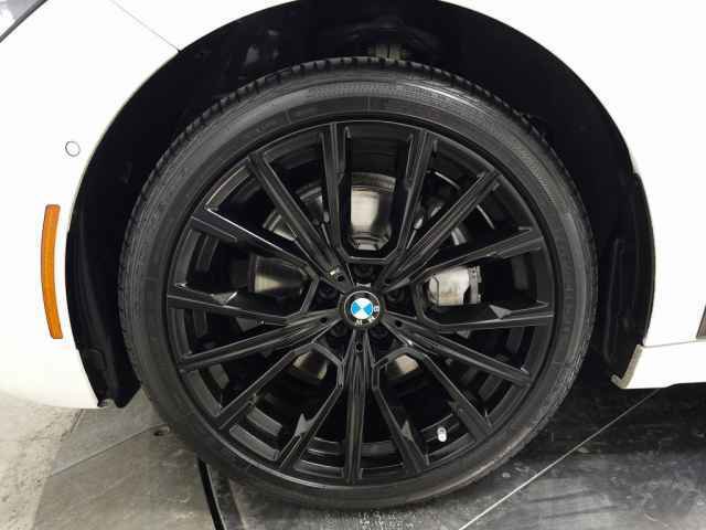 Used 2022 BMW 740i xDrive w/ M Sport Package image 13
