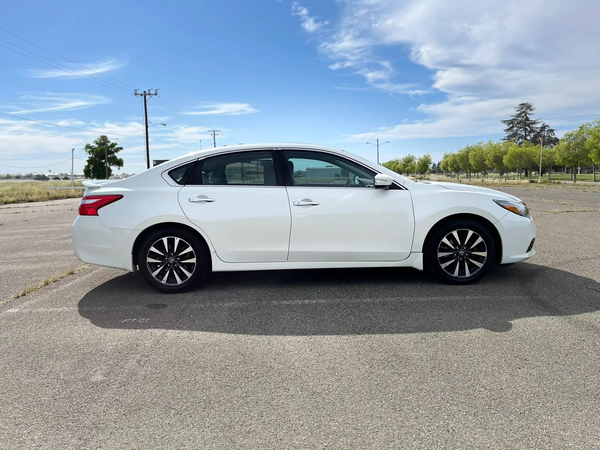 Used 2016 Nissan Altima 2.5 SV w/ Convenience Package FWD image 4