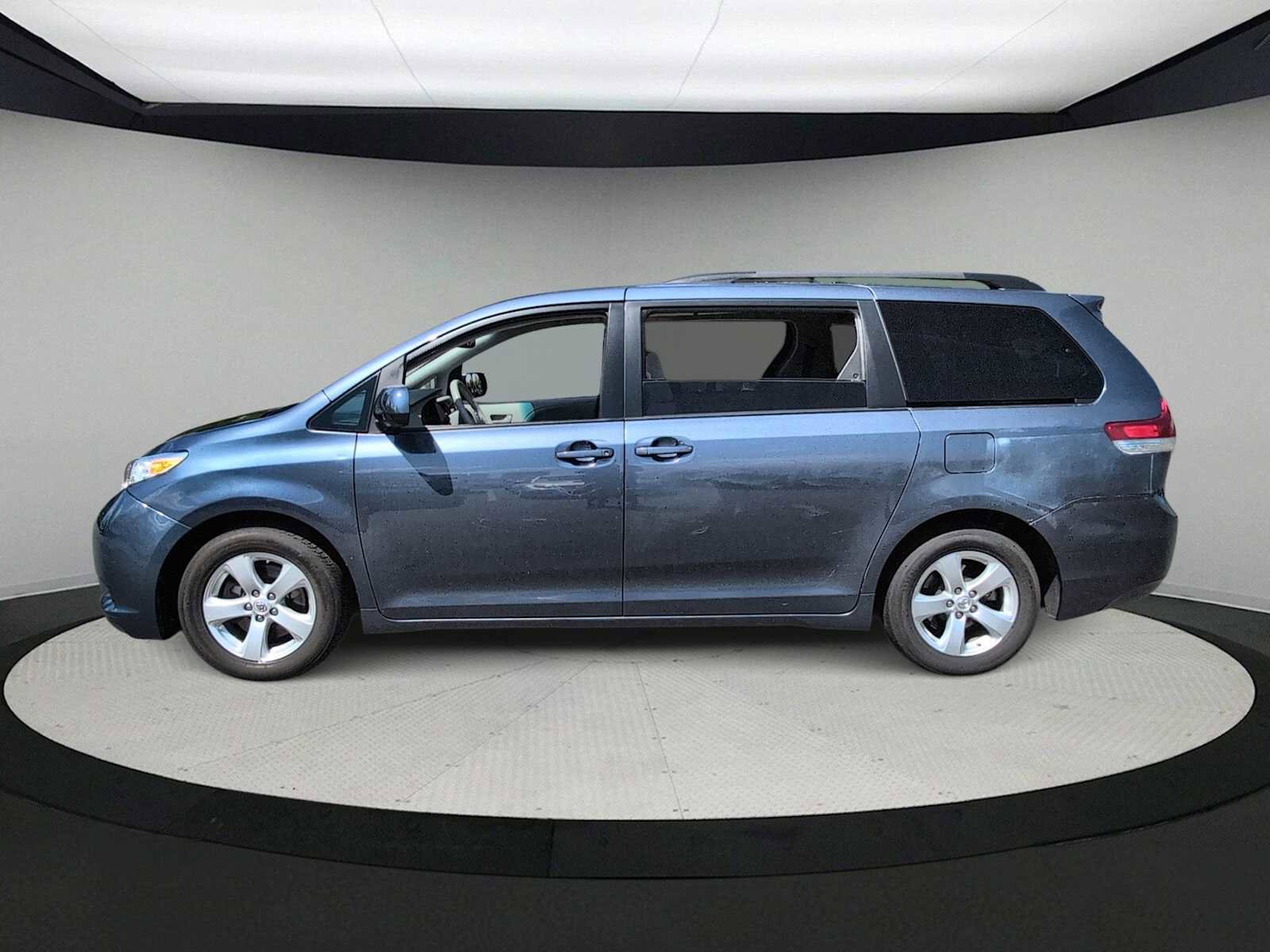 Used 2014 Toyota Sienna LE image 5
