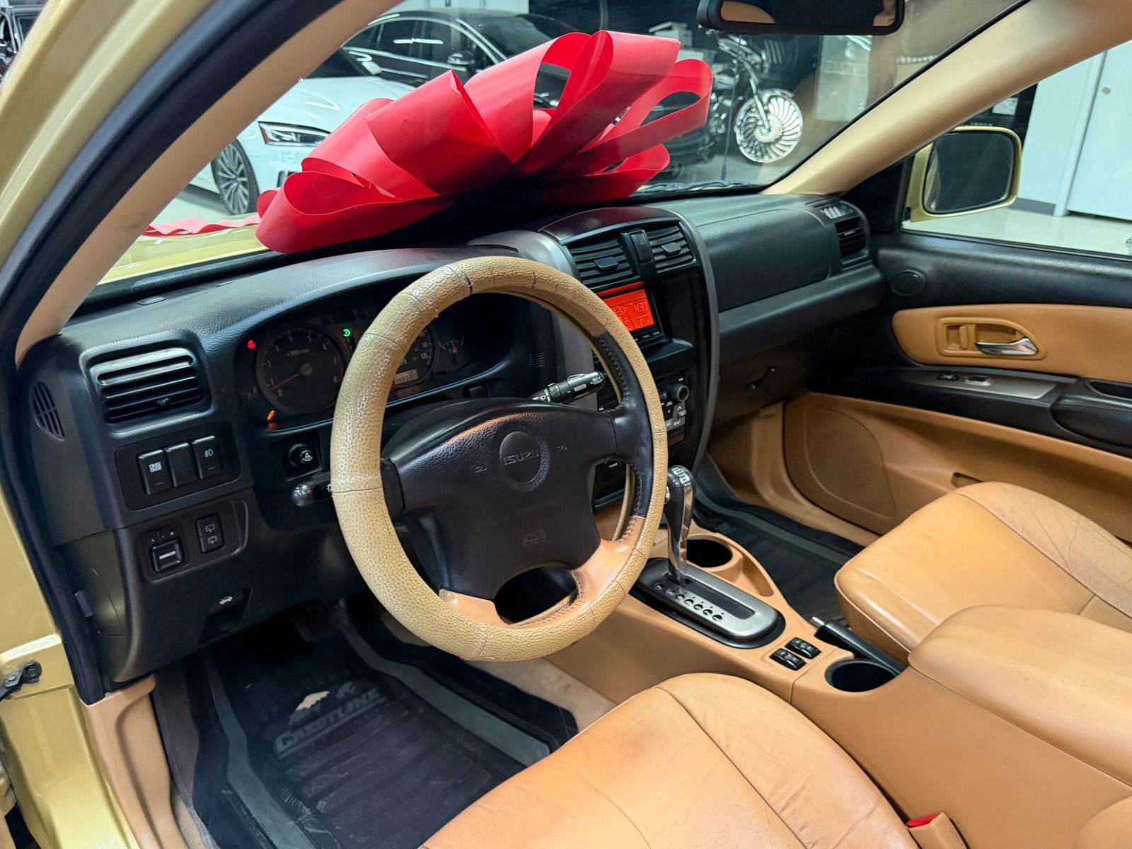 Used 2002 Isuzu Axiom XS RWD image 32