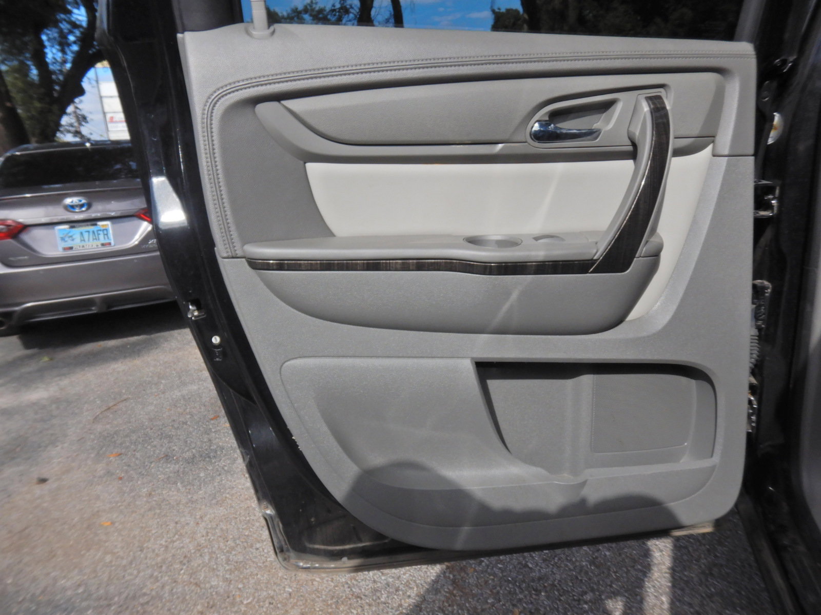 Used 2015 GMC Acadia SLT image 29