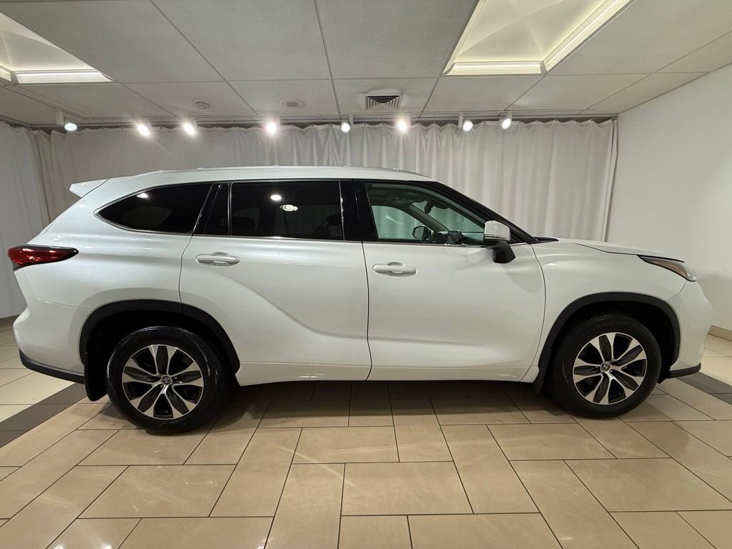 Used 2022 Toyota Highlander XLE image 6
