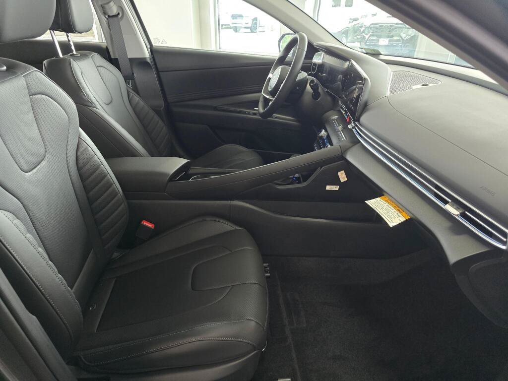 New 2026 Hyundai Elantra Limited FWD image 40