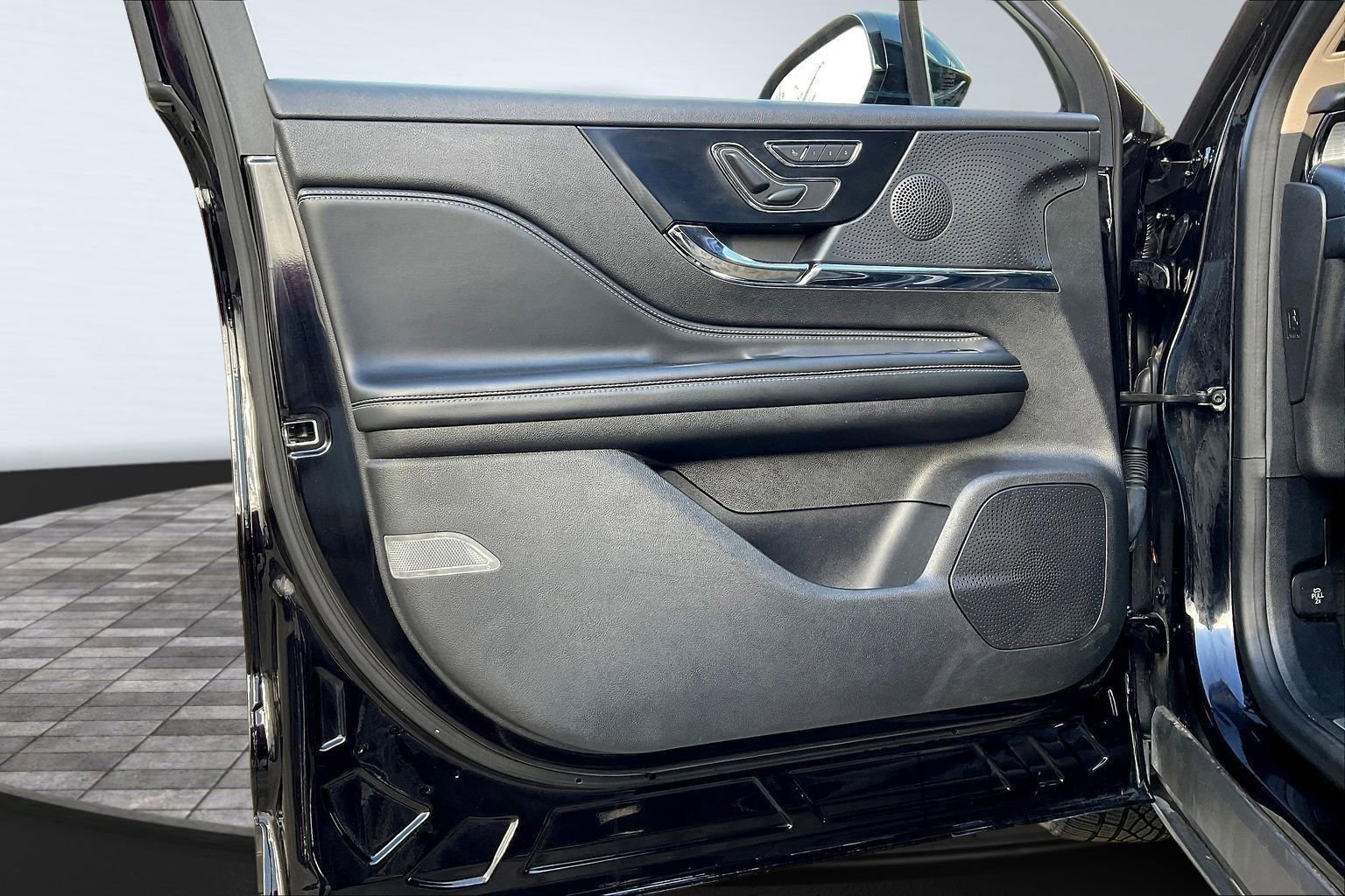 Used 2023 Lincoln Corsair AWD image 26