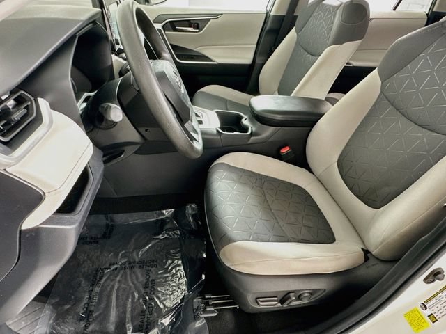 Used 2022 Toyota RAV4 XLE w/ Convenience Package FWD image 9