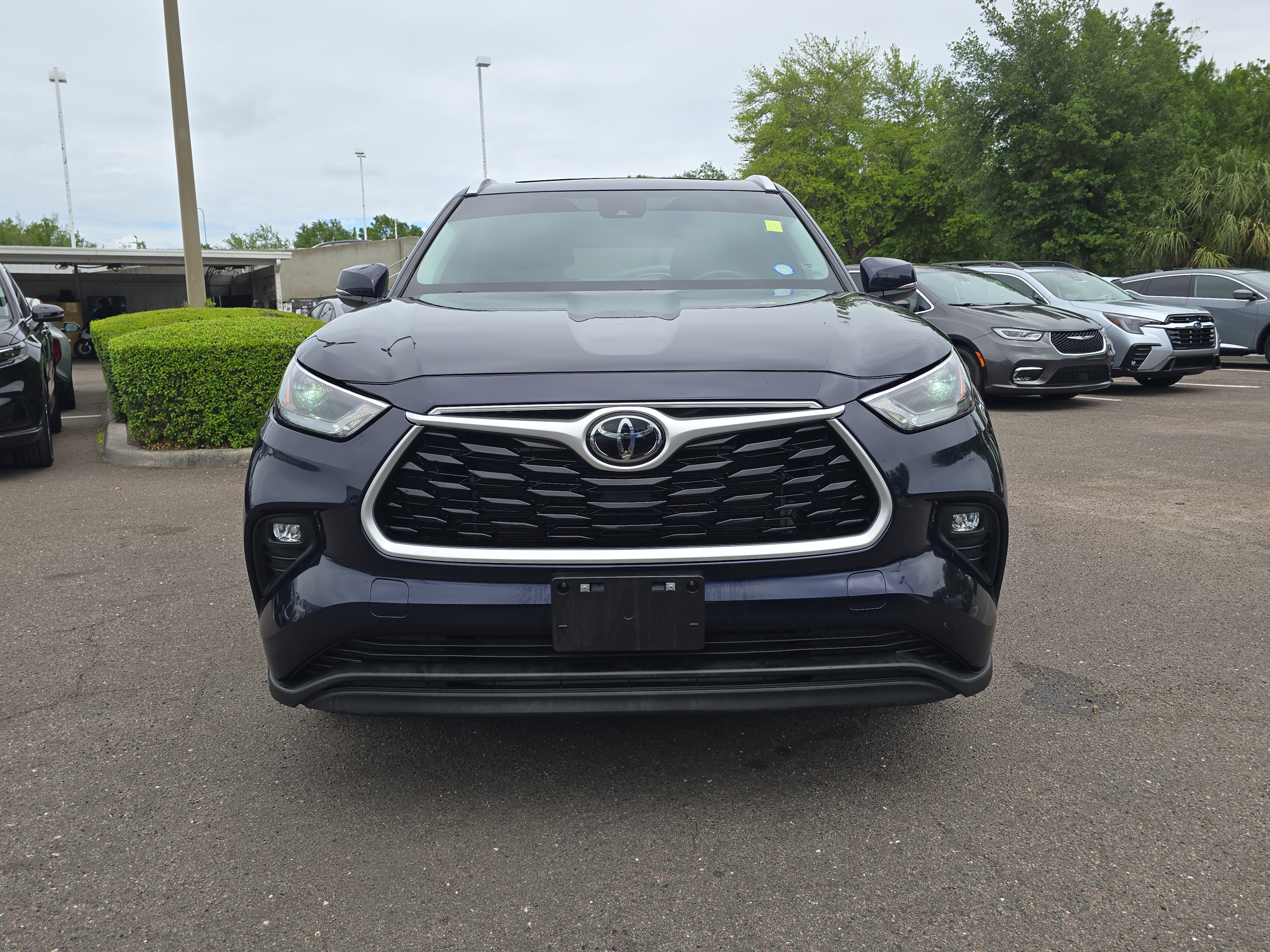 Used 2023 Toyota Highlander XLE AWD/4WD image 3