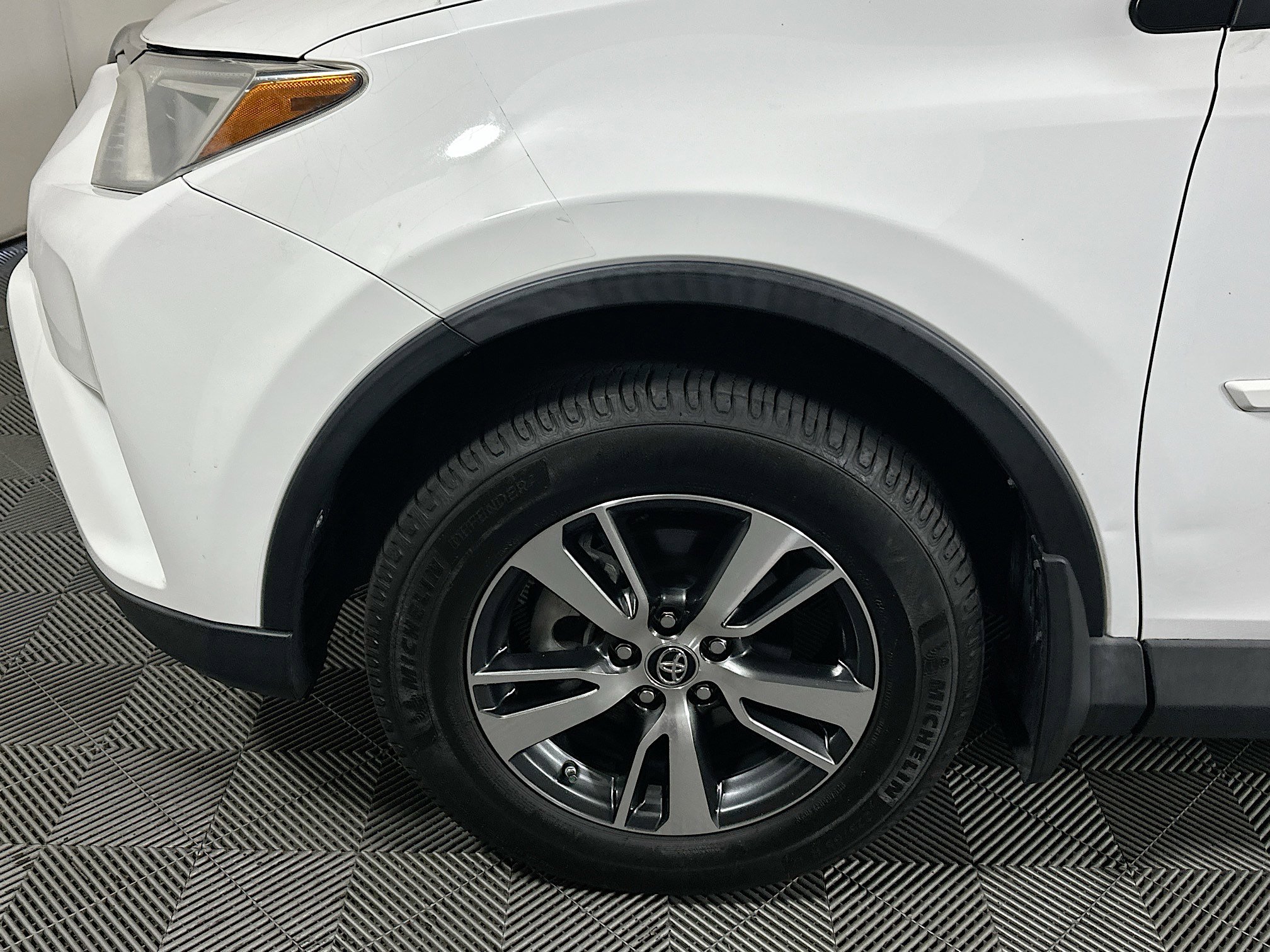 Used 2018 Toyota RAV4 XLE FWD image 11