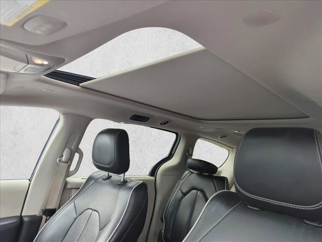 Used 2023 Chrysler Pacifica Limited image 18
