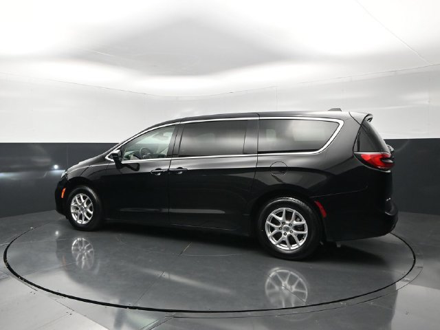 Used 2024 Chrysler Pacifica Touring-L FWD image 2