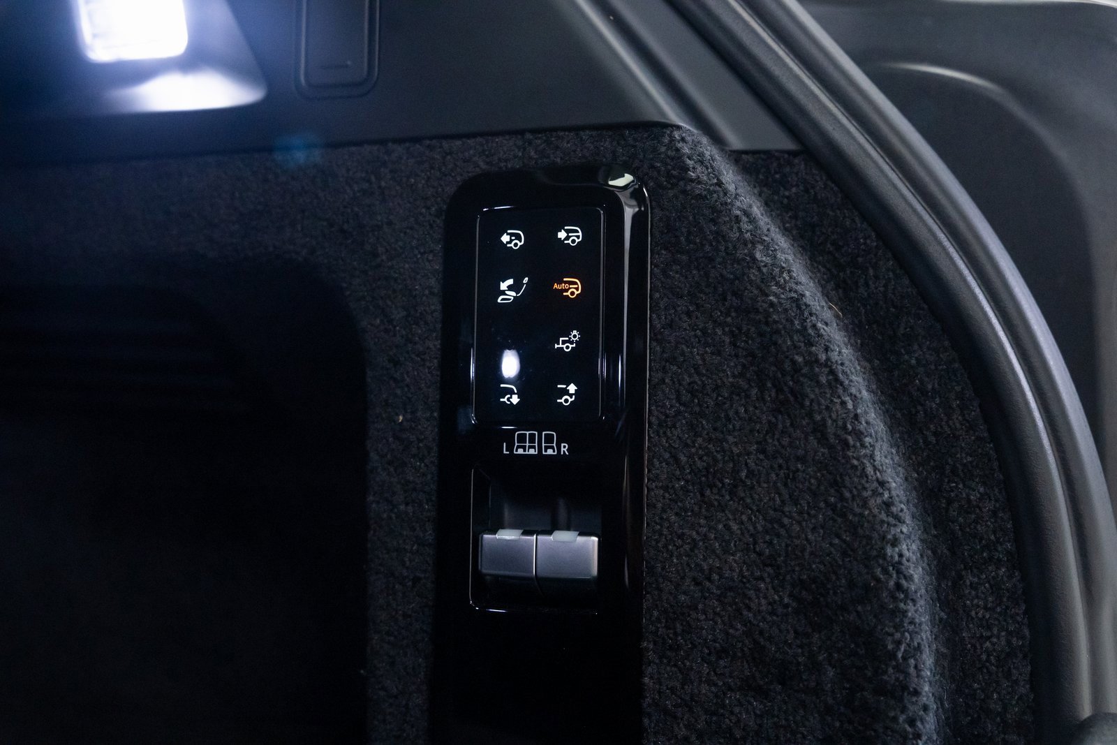 Used 2023 Land Rover Range Rover SV image 11