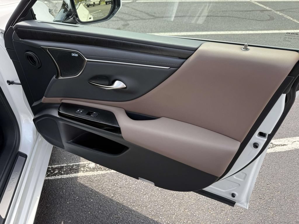 Used 2025 Lexus ES 300h Ultra Luxury w/ Accessory Package (Z2) FWD image 15