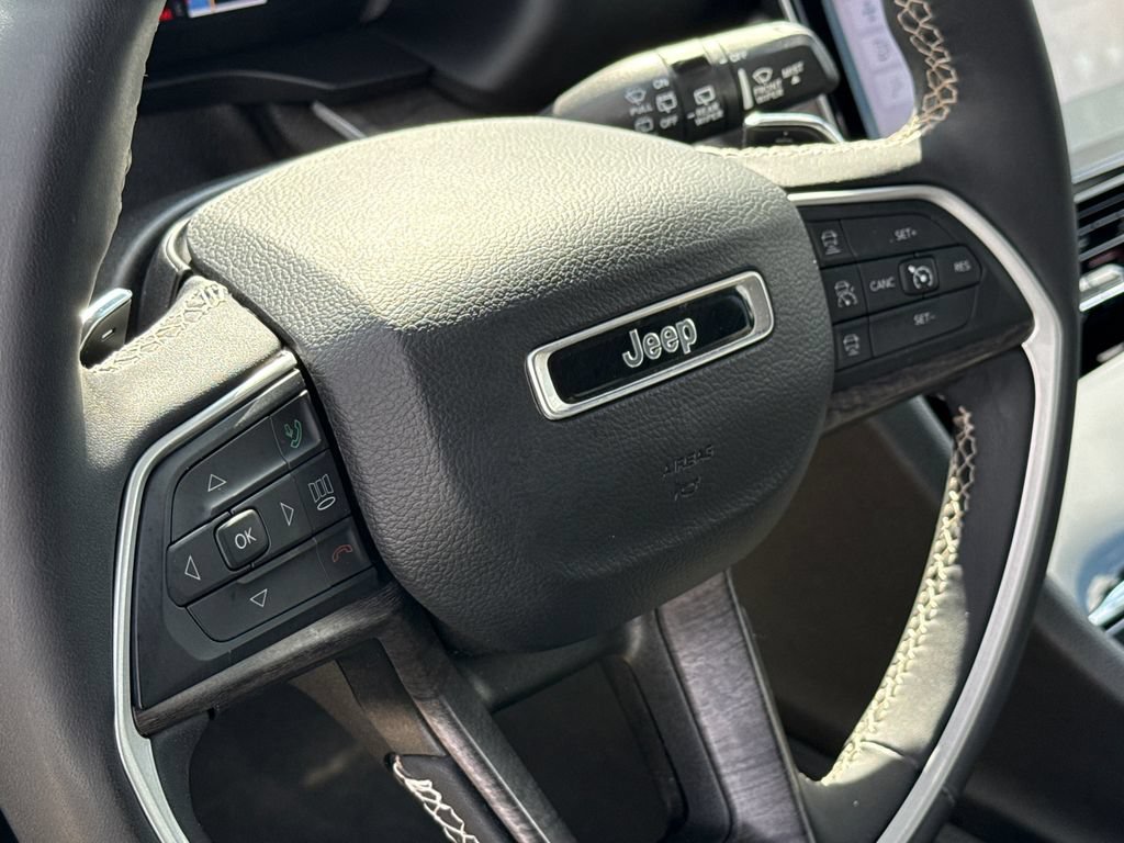 Used 2023 Jeep Grand Cherokee Limited AWD/4WD image 29