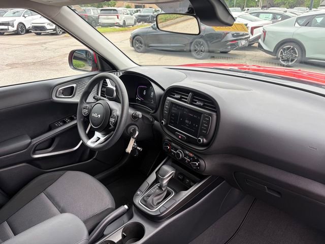 Used 2025 Kia Soul LX w/ LX Technology Package FWD image 11